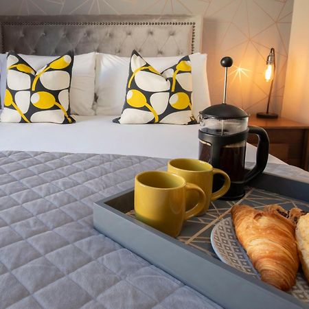 Elliot Oliver - Modern 2 Bedroom Town Centre Apartment كيلتنهام المظهر الخارجي الصورة