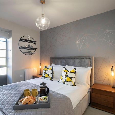 Elliot Oliver - Modern 2 Bedroom Town Centre Apartment كيلتنهام المظهر الخارجي الصورة