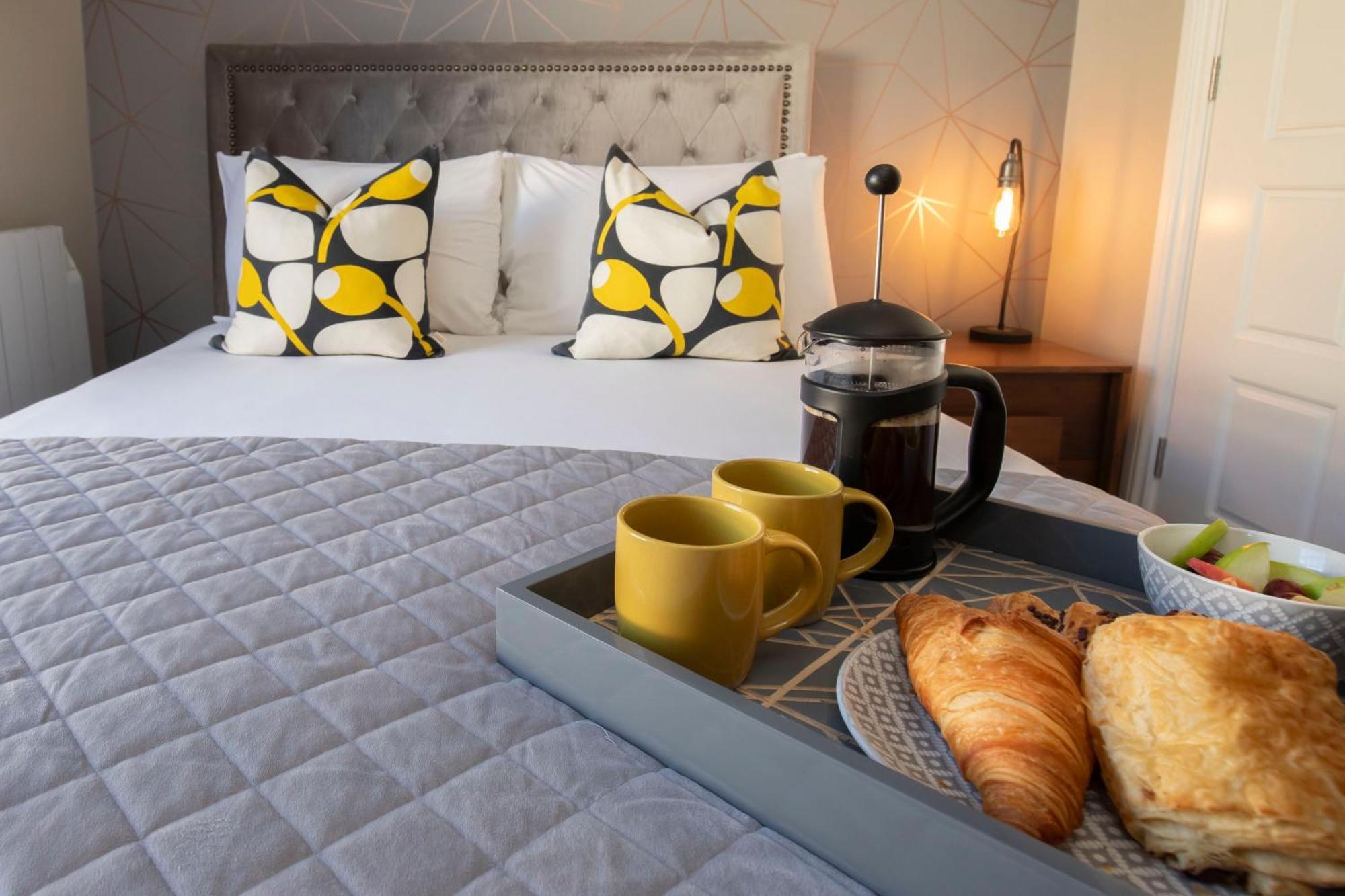 Elliot Oliver - Modern 2 Bedroom Town Centre Apartment كيلتنهام المظهر الخارجي الصورة