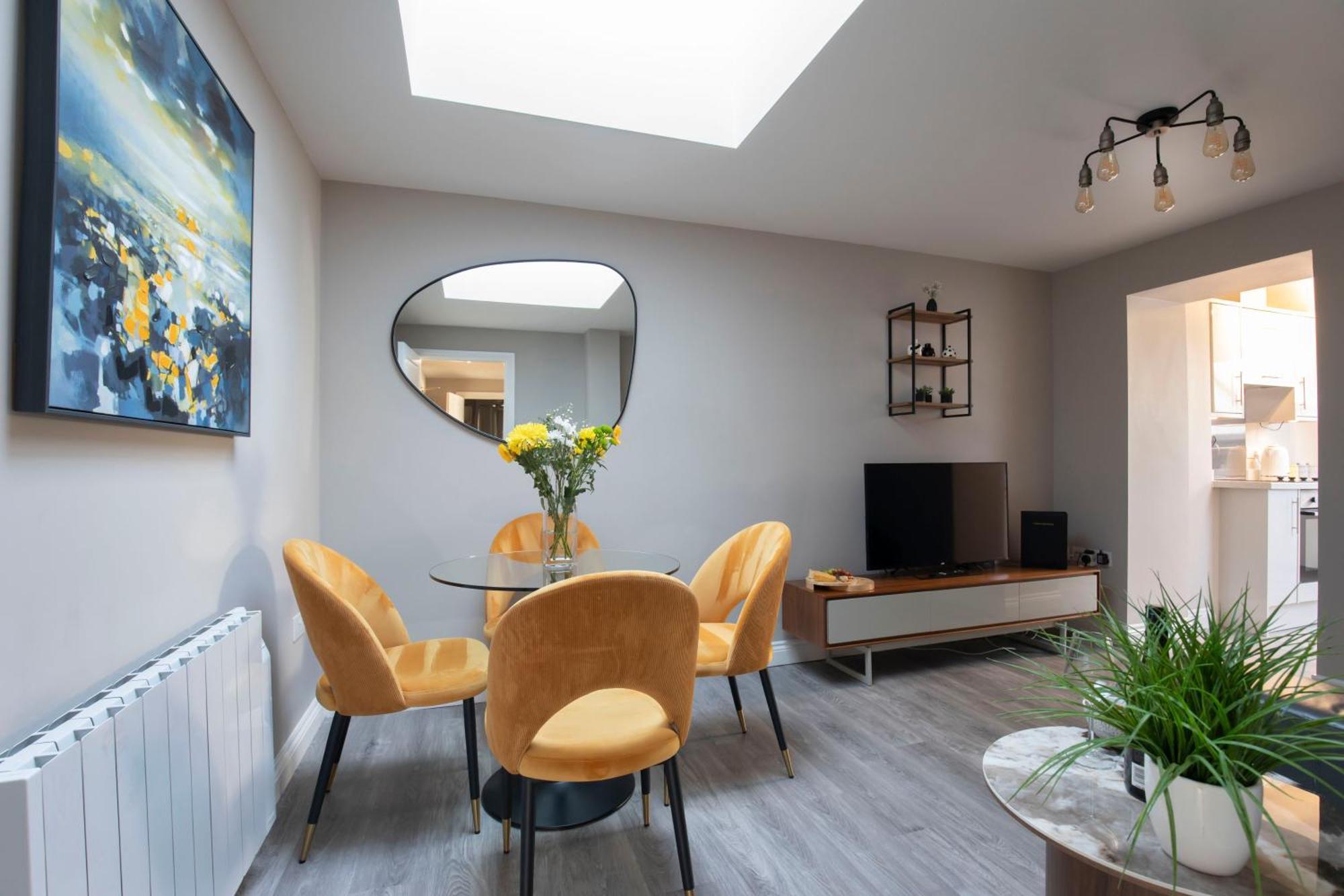 Elliot Oliver - Modern 2 Bedroom Town Centre Apartment كيلتنهام المظهر الخارجي الصورة