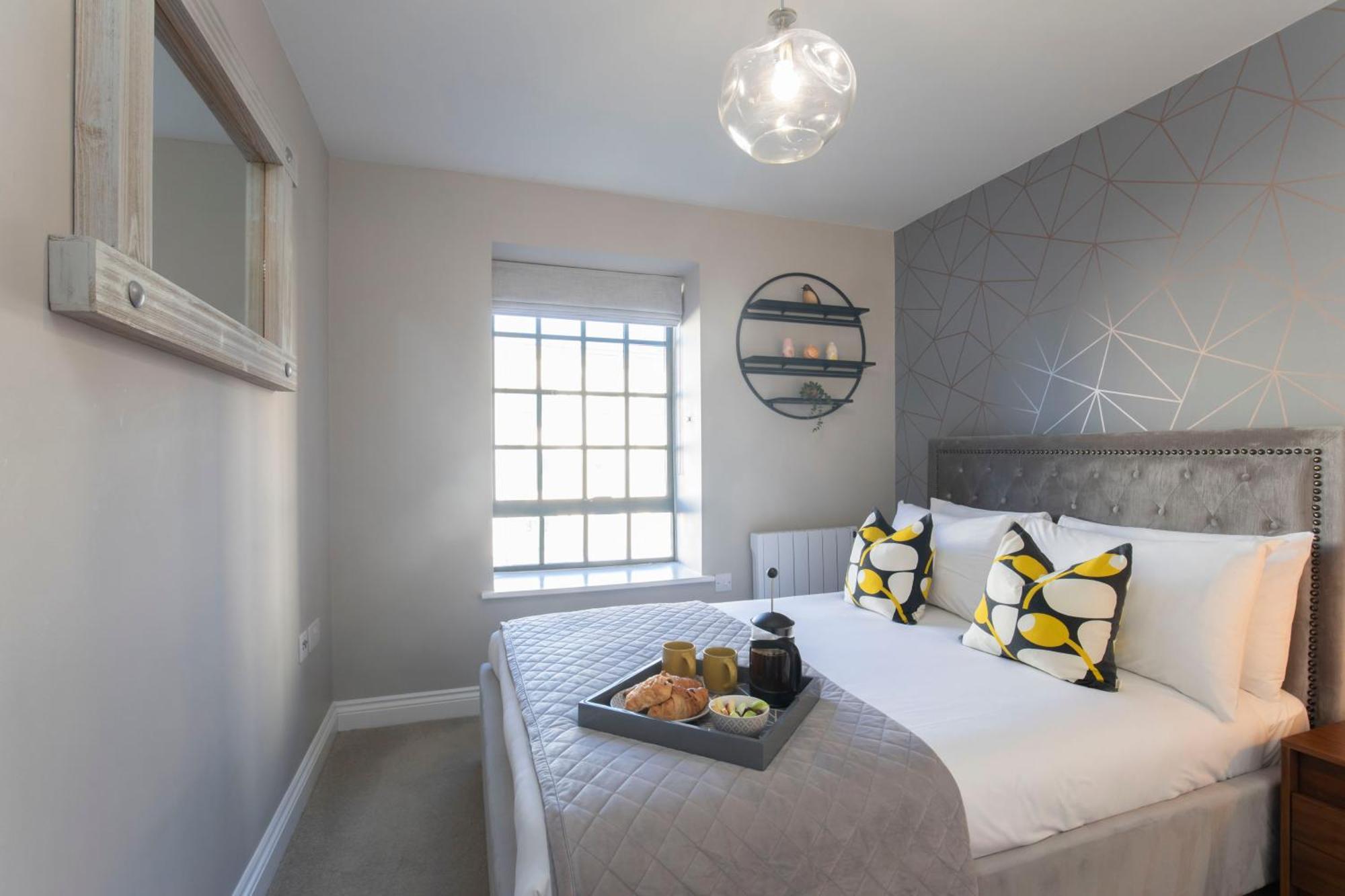 Elliot Oliver - Modern 2 Bedroom Town Centre Apartment كيلتنهام المظهر الخارجي الصورة