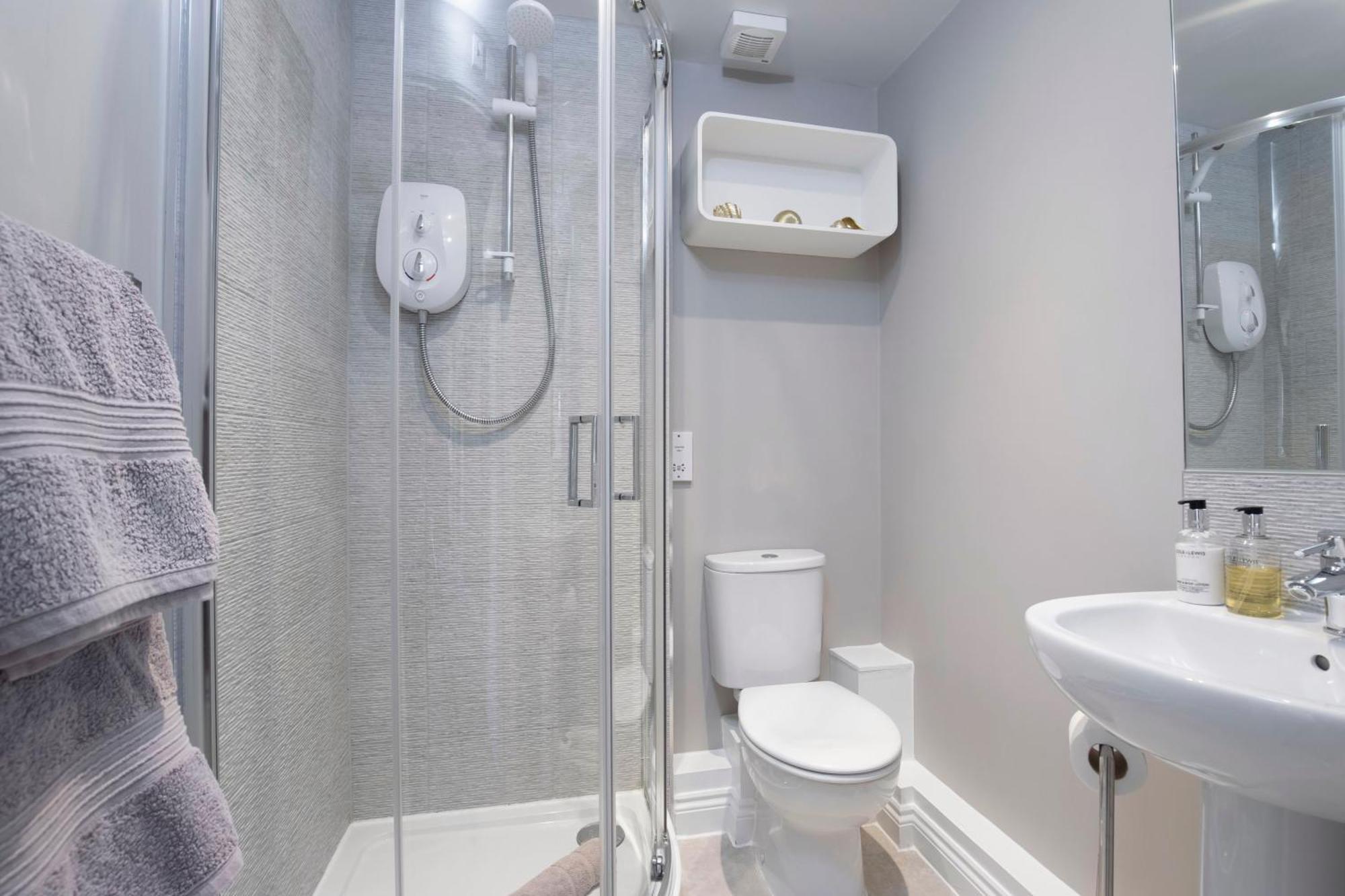Elliot Oliver - Modern 2 Bedroom Town Centre Apartment كيلتنهام المظهر الخارجي الصورة